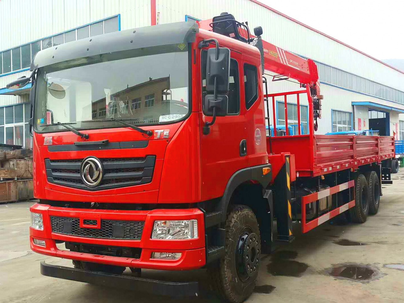 東風(fēng)隨車吊平板車直銷，專業(yè)生產(chǎn)汽車零配件